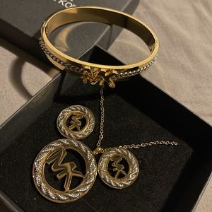 Set earrings, necklace and bracelet